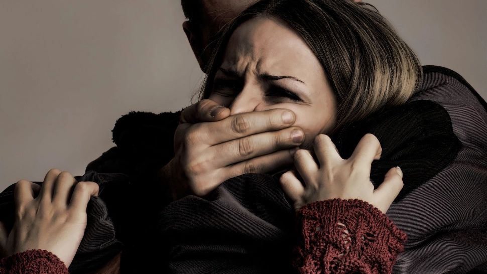 Fată de 14 ani, răpită de pe stradă și obligată să se mărite cu un tânăr de 19 ani. 6 persoane au fost reținute de poliție