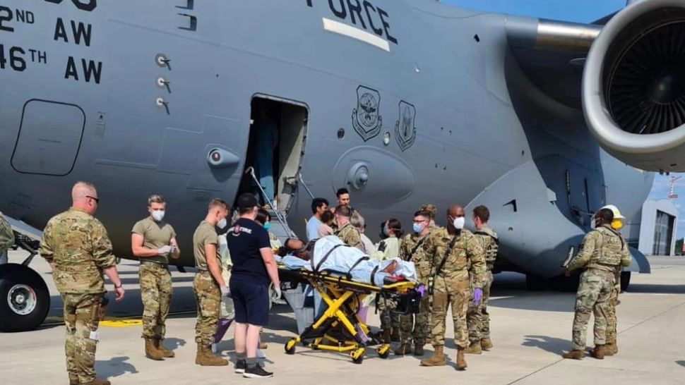 O refugiată afgană a născut imediat ce avionul în care se afla a aterizat - Cum se simt mama și copilul