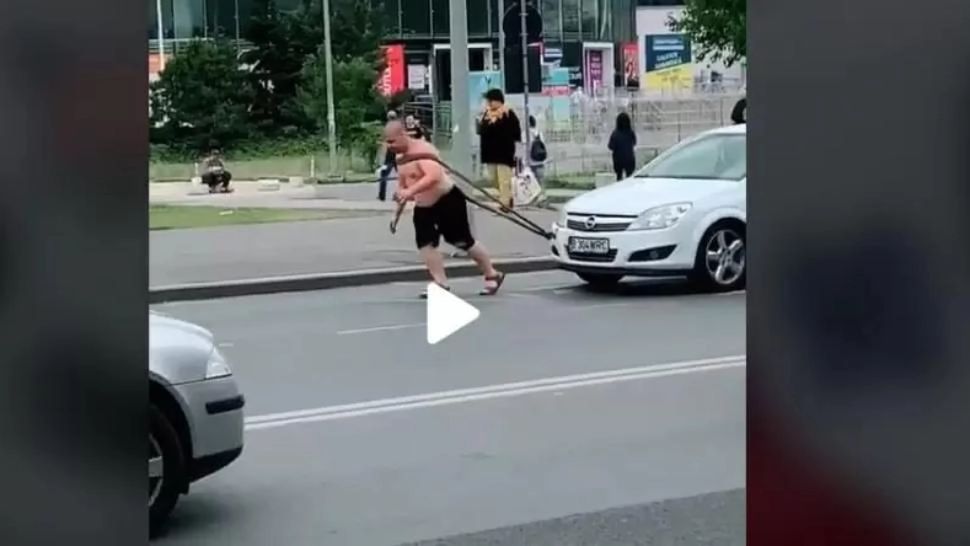 VIDEO – Numai în România poți să vezi așa ceva – Un bărbat își tractează singur mașina