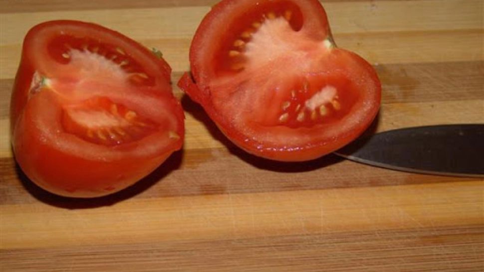 Ce a găsit un român în ROŞIILE cumpărate de la supermarket. Atenţie, sunt toxice!