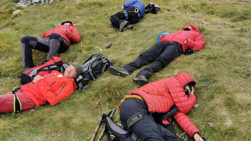 Imagini impresionante: salvamontiști epuizați după o intervenție de 19 ore - FOTO