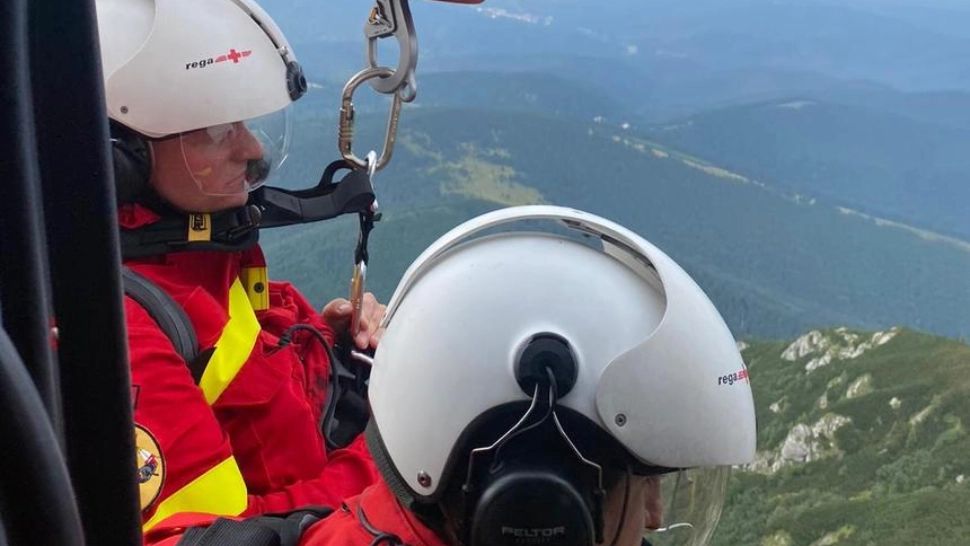 Trei turişti rămaşi blocaţi pe un traseu extrem de dificil din Bucegi, recuperaţi cu ajutorul unui elicopter