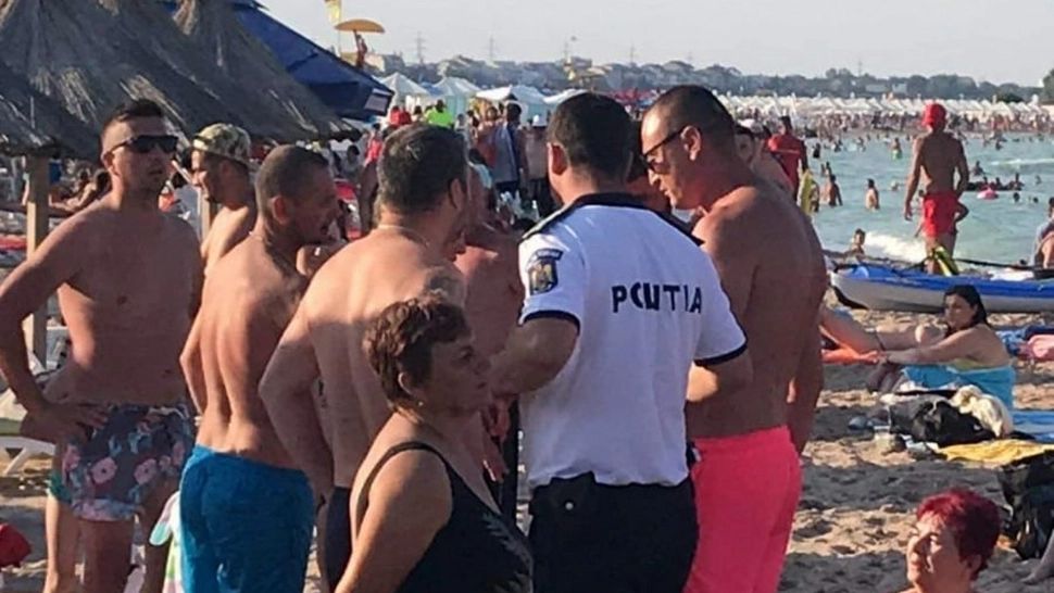 S-au încins și nervii pe plajă. Bătaie între turiști și salvamari, la Eforie Nord, 3 oameni la spital