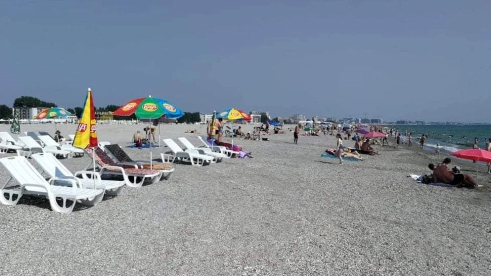SCANDAL pe Litoral! Amenzi URIAȘE pentru șezlongurile puse chiar lângă mare - De ce se plâng turiștii și patronii teraselor