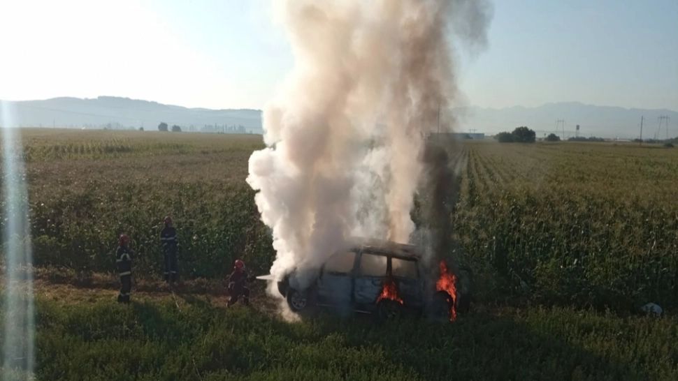 INCENDIU de proporții, în Sibiu. Mașină DISTRUSĂ de flăcări, pe câmp
