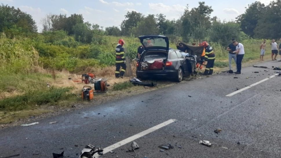 FOTO Un nou accident INFIORĂTOR. 2 morți și un copil rănit, după ce un autoturism s-a izbit de un TIR, în jud. Ialomița