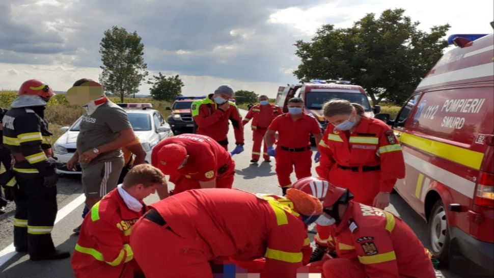 Accident îngrozitor, în Bacău - Un autocar cu 29 persoane, între care doi copii, s-a izbit violent de o autoutilitară - Mai multe victime 