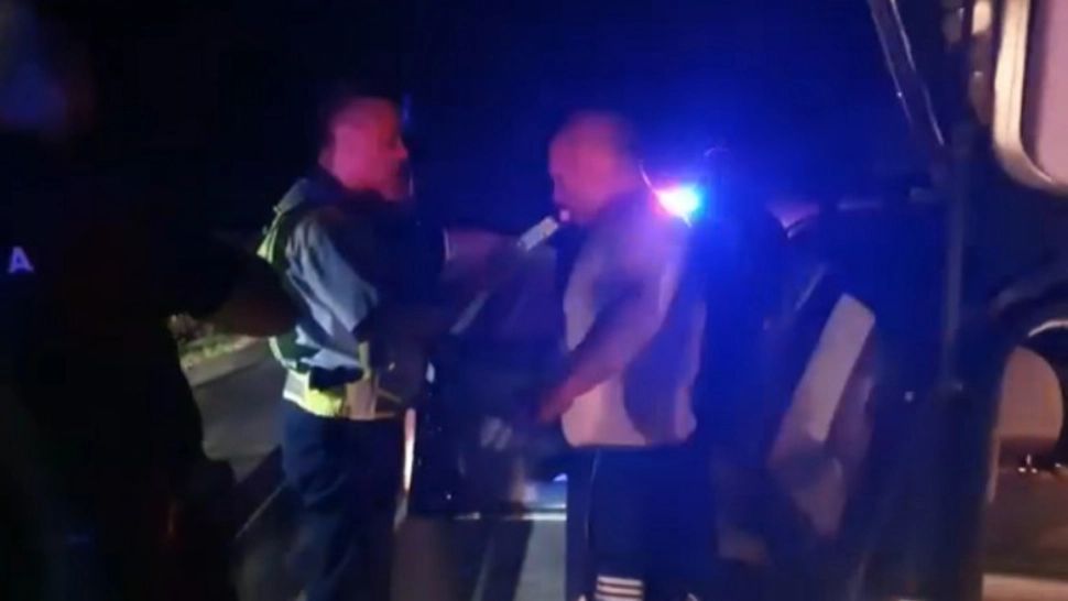 Îmbrăcat doar în bermude, un șofer beat a vrut să conducă din județul Prahova până pe litoral. Incredibil cu ce alcoolemie a fost prins de polițiști - VIDEO