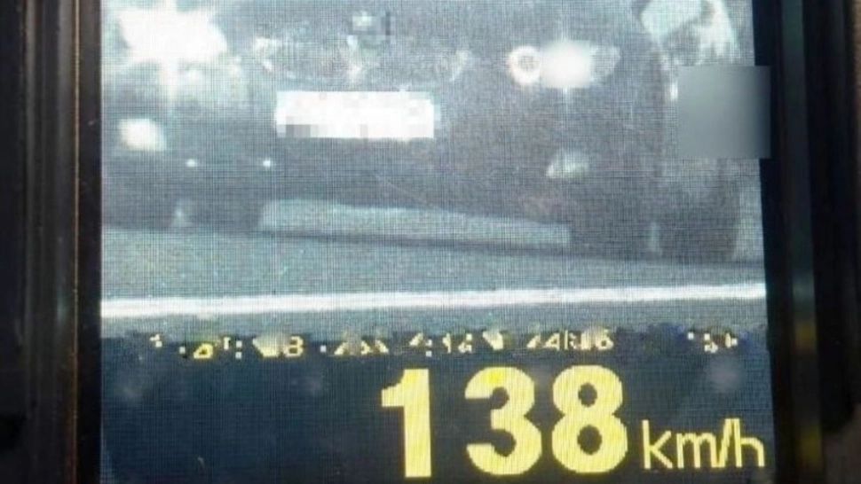 Tânăr de 18 ani, fără permis de conducere, urmărit doi kilometri de poliţişti. Acesta conducea cu 138 km/h în Năvodari