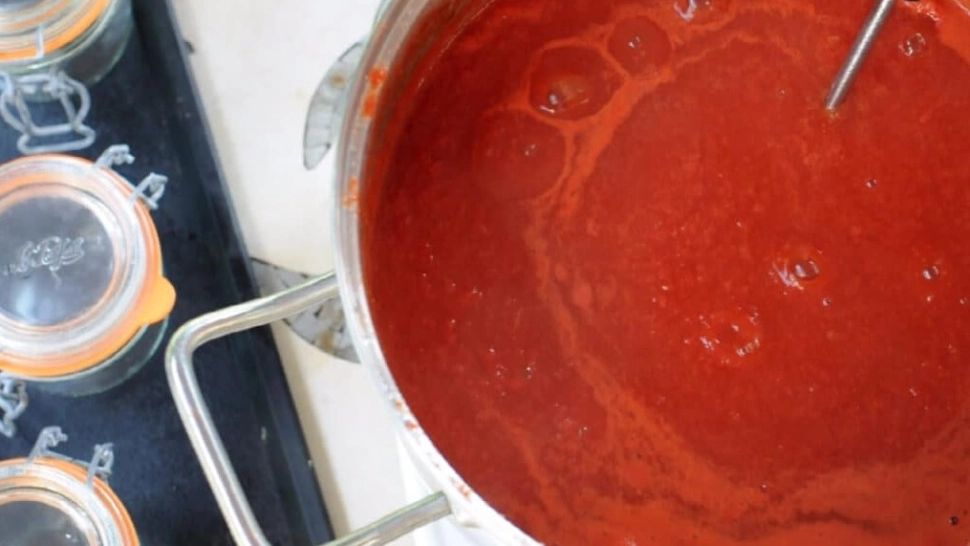 Femeie adusă la spital cu arsuri grave, după ce s-a opărit cu suc de roșii