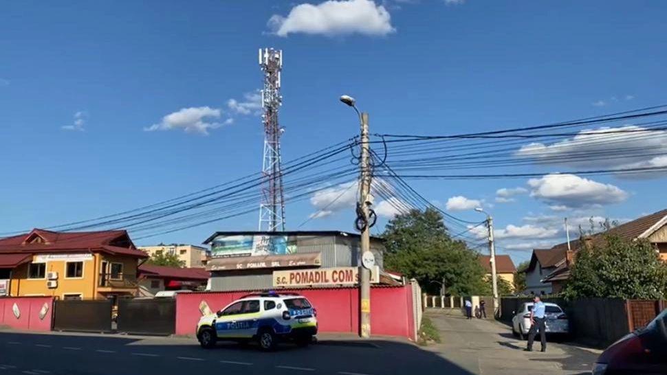 VIDEO | Scene șocante, în Târgu Jiu. O femeie s-a urcat pe un stâlp de electricitate și amenința că se aruncă