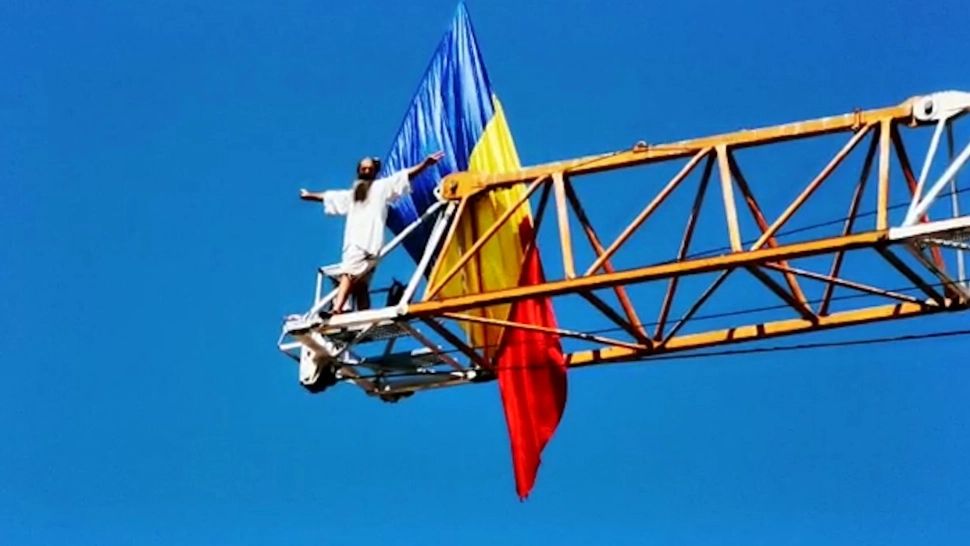 „Stegarul dac”, protest de la înălțime împotriva „cenzurii Facebook” - LIVE pe... Facebook, de pe macara 