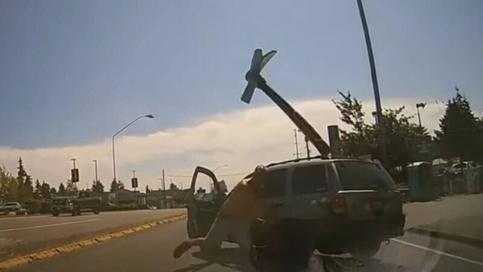 Scene revoltătoare, în SUA. Un șofer nervos a blocat drumul și a aruncat cu un topor în parbrizul unei mașini - VIDEO