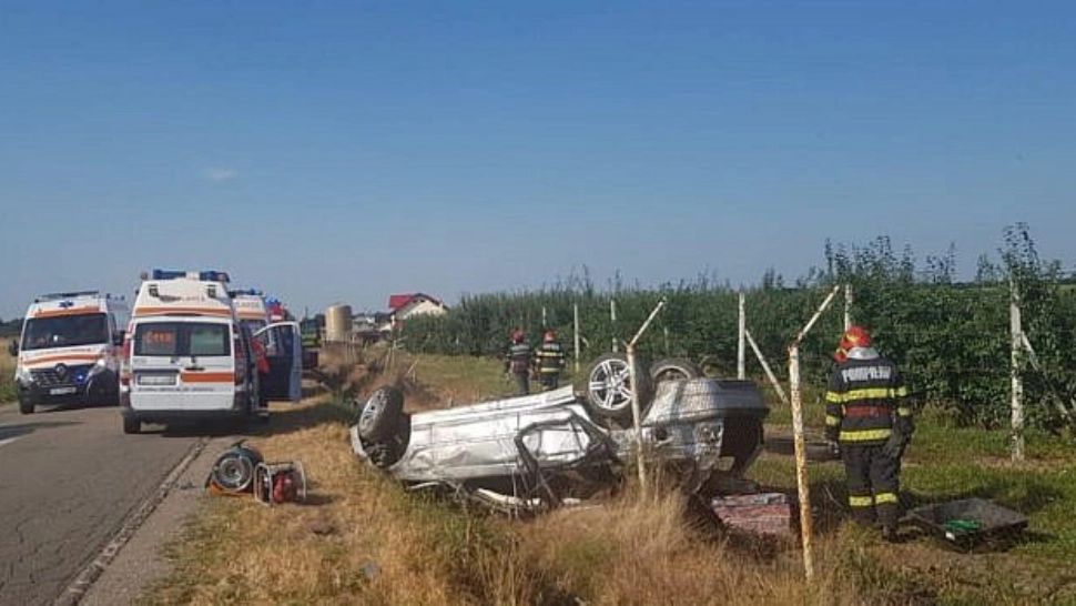 Accident auto grav în județul Suceava. Doi morți și trei răniți în urma răsturnării unui autoturism în rîpă