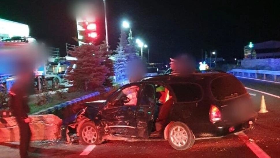 Accident cu 6 persoane la Suceava între un microbuz și o mașină: 2 răniți au ajuns la spital