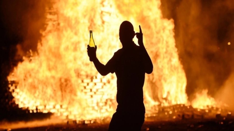 Caz șocant, în Suceava. Un bărbat a încercat să incendieze casa soacrei – A fost arestat de polițiști