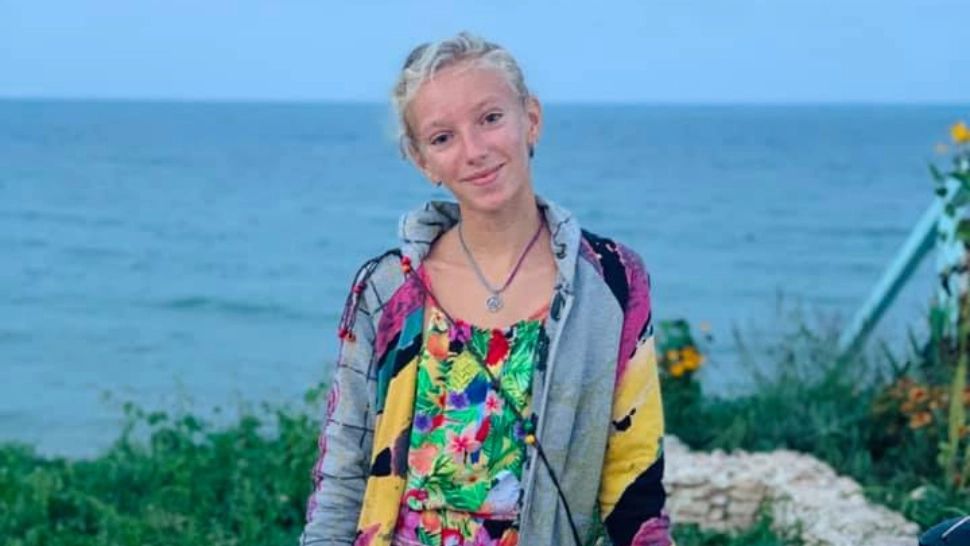 Tiara, tânăra din Vama Veche care a devenit virală pe internet - Vinde accesorii făcute chiar de ea pentru a strânge bani pentru câinele ei bolnav