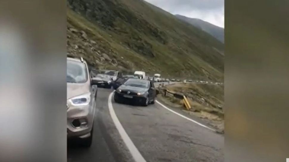 VIDEO - Imagini halucinante pe Transfăgărășan - Șoferii au început să se ia la bătaie