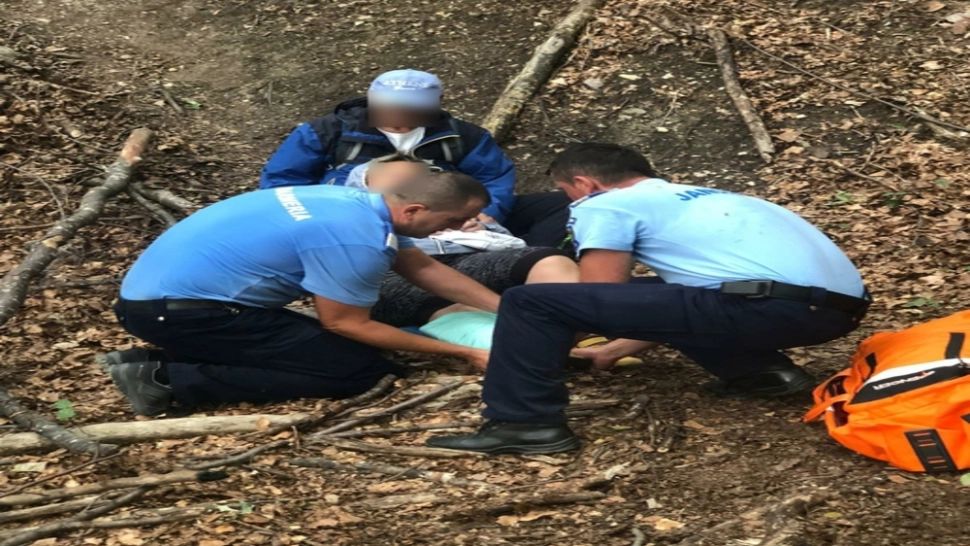 VIDEO | Femeie rănită pe munte, salvată de jandarmii montani din Buzău