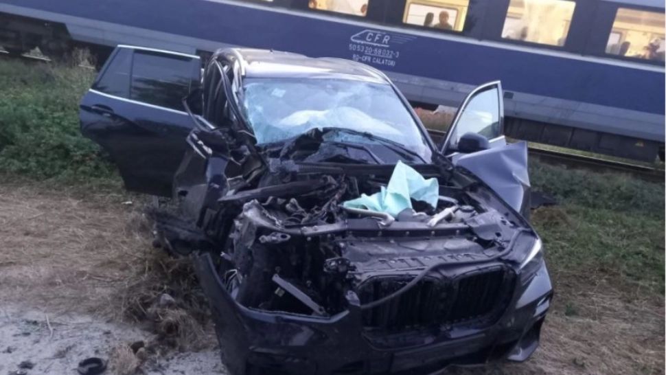 Accident teribil pe calea ferată. Un tren care circula între Constanța și Mangalia a lovit o mașină: 2 răniți