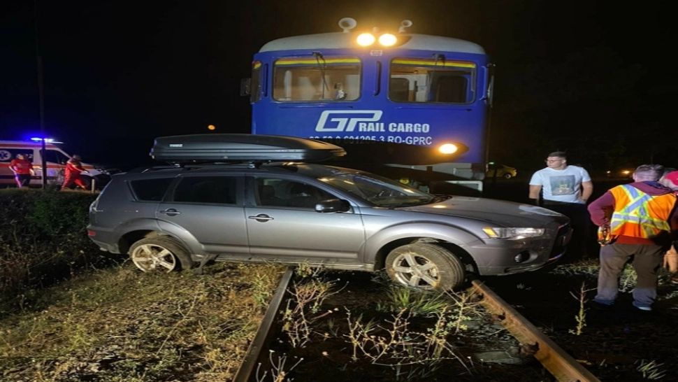 O mașină a fost lovită de un tren de marfă pe calea ferată între Mangalia și 2 Mai. Un copil a fost rănit
