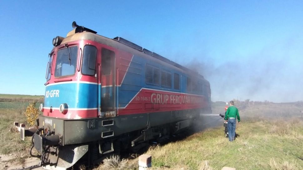 Tren cu 60 de pasageri, în FLĂCĂRI: A luat foc în compartimentul motor al locomotivei - Explicațiile CFR