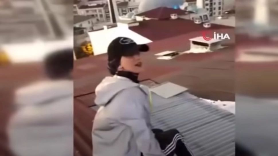 VIDEO | O tânără de 23 de ani, din Turcia, a murit după ce a căzut de la etajul nouă. S-a urcat pe acoperiş pentru a face un video pentru TikTok