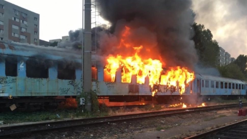 FOTO + VIDEO Incendiu puternic în București, lângă stadionul Rapid. Vagoane în flăcări, în zona de triaj a Gării Basarab 