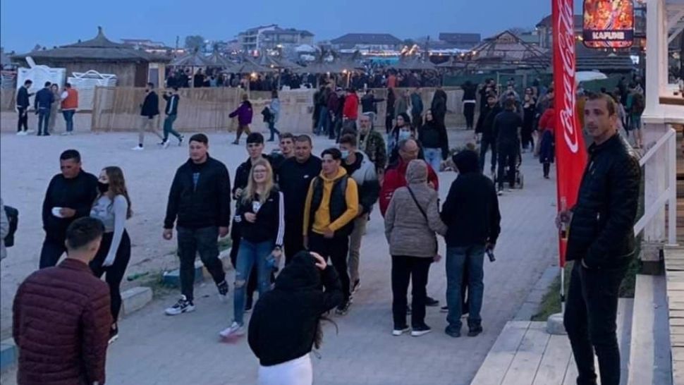 VIDEO - Scandal în Vama Veche între maneliști și rockeri - O boxă a fost distrusă