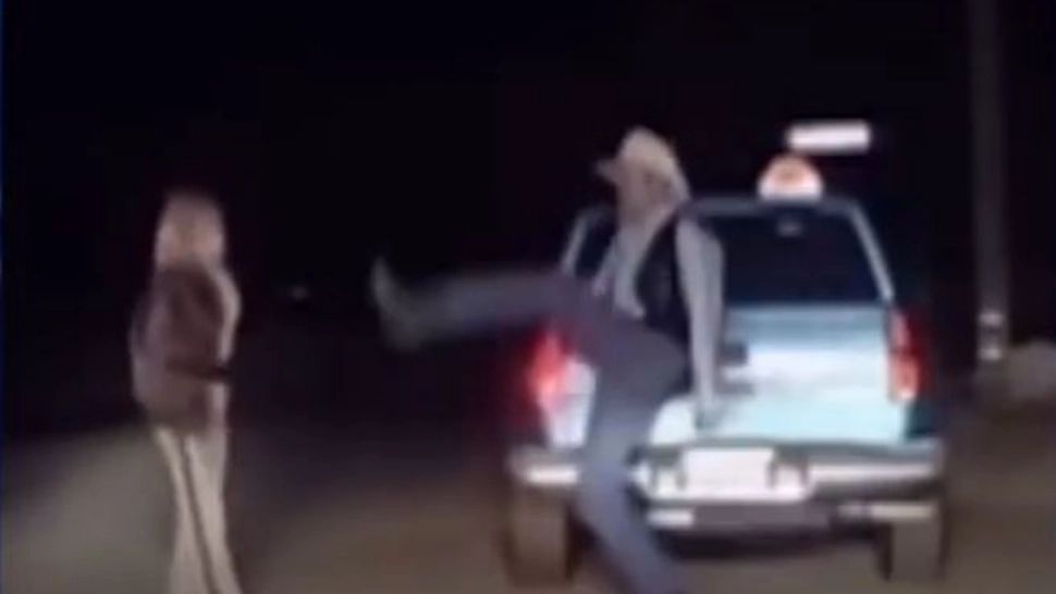 VIDEO | Verificare în pași de dans. Un bărbat a fost la un pas să scape de poliție după un control pentru alcool