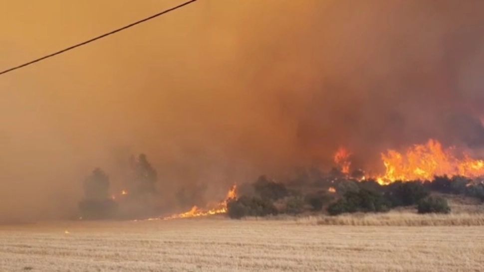 VIDEO Un nou incendiu devastator în Grecia, observat de pompierii români. Locuințe cuprinse de flăcări, în zona Vilia 