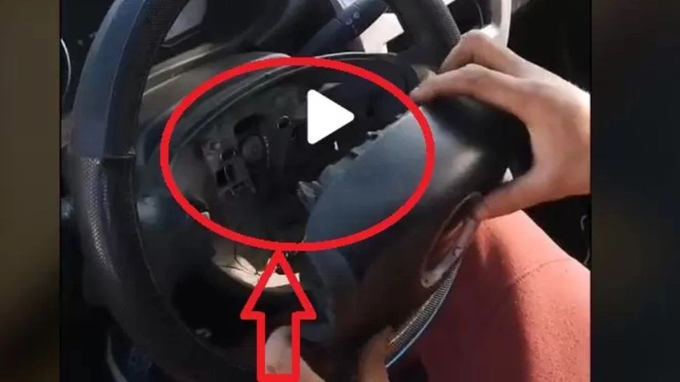 VIDEO – Ce a găsit mecanicul în volanul unui taximetrist – S-a apucat să-i repare mașina și a făcut descoperirea revoltătoare