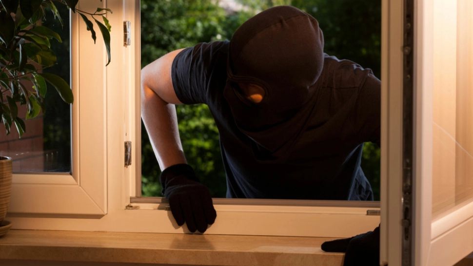 Un hoț cu abilități de alpinist a fost prins de polițiștii ieșeni. INCREDIBIL cum opera