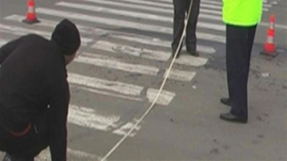 Nu mai ești în siguranță nici pe trecerea de pietoni! Fetiță de 5 ani, lovită în timp ce încerca să traverseze strada. Poliția a deschis dosar penal