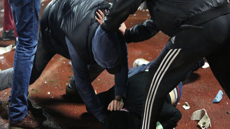 Bărbat bătut cu sălbăticie în plină stradă de doi indivizi, în Neamț. Ce s-a întâmplat cu agresorii 