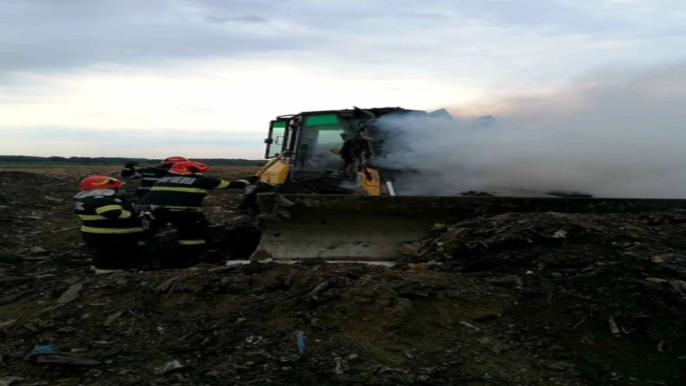 Excavator cuprins de flăcări, în timp ce efectua lucrări la șoseaua de centură, în Giurgiu