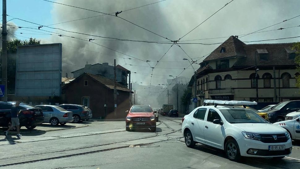Casă cuprinsă de un incendiu în zona Lizeanu, din Capitală. Intervin pompierii