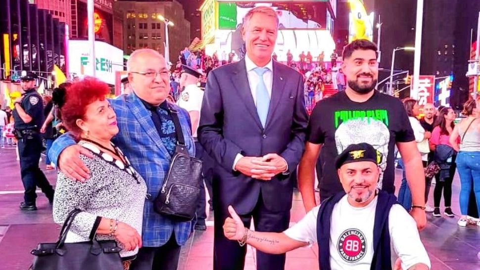 Iohannis trece de la golf la manele: Președintele a făcut poze cu Sorinel Puștiu, la New York