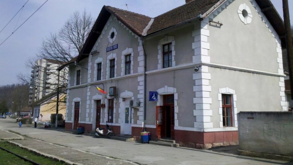 Scene SOCANTE pe peronul unei gări din Reșita: Bărbat, înjunghiat de iubită, după un conflict spontan. Femeia a fost arestată 