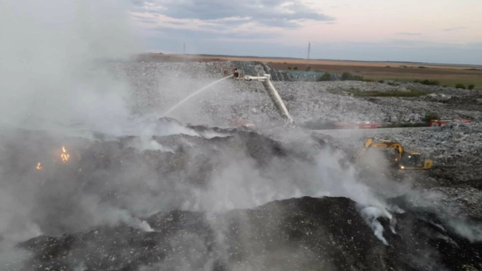 FOTO  Incendiu VIOLENT la un depozit de deșeuri din județul Călărași. Intervenție ÎN FORȚĂ a pompierilor