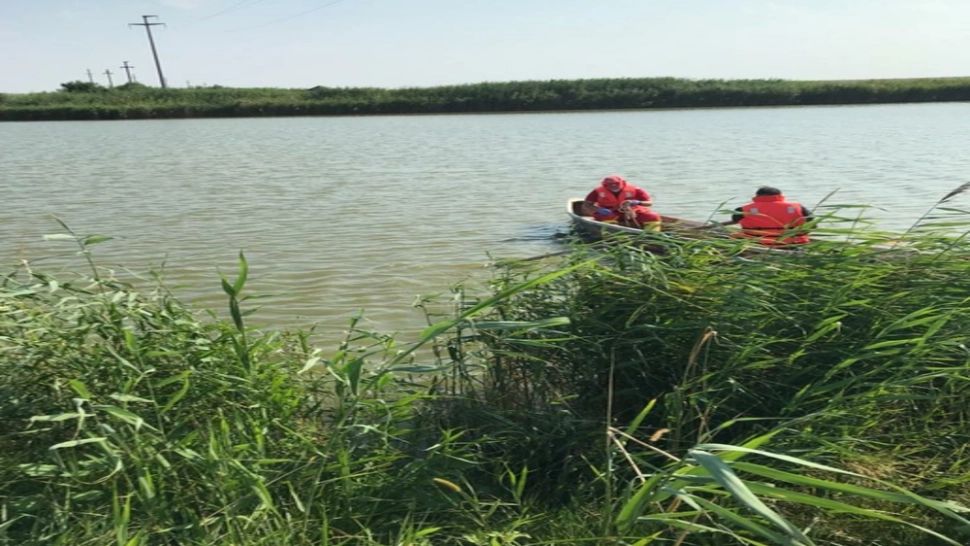 Descoperire ȘOCANTĂ într-un sat din Cluj! Cadavrul unui bărbat, găsit într-un lac