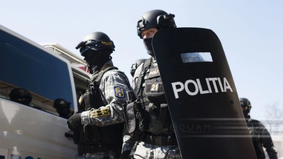 Descinderi la Constanța, într-un dosar privind traficul de minori: 3 proxeneți, săltați de mascați