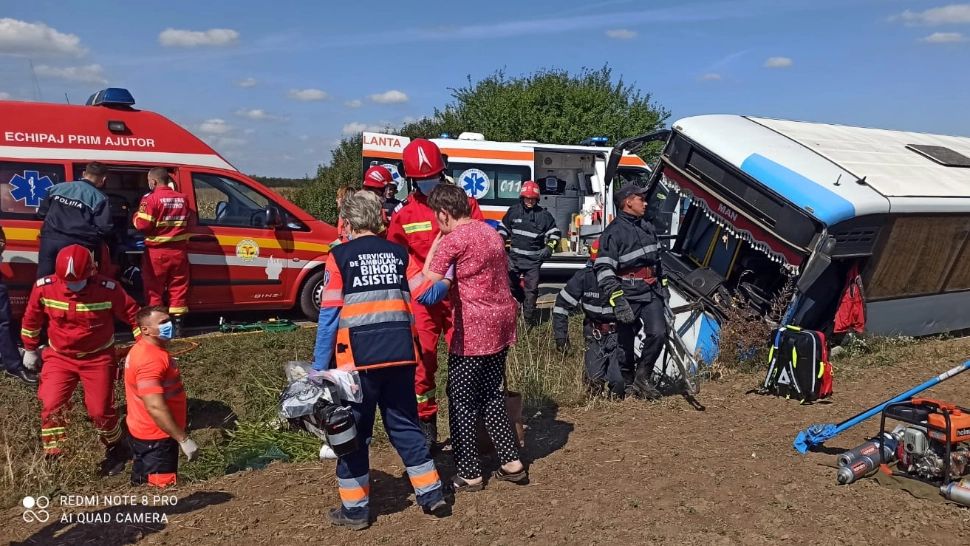 FOTO/ VIDEO Autobuz răsturnat pe DN19, în județul Bihor: Cel puțin 12 victime. PLANUL ROȘU de intervenție, ACTIVAT