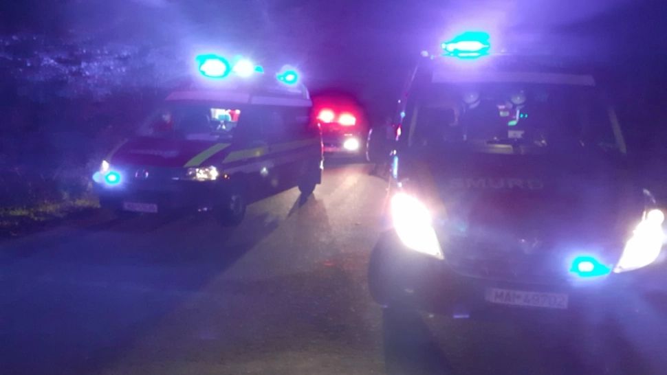 FOTO / Grav accident în judeţul Cluj! 4 tineri răniţi după ce au căzut cu maşina într-o prăpastie