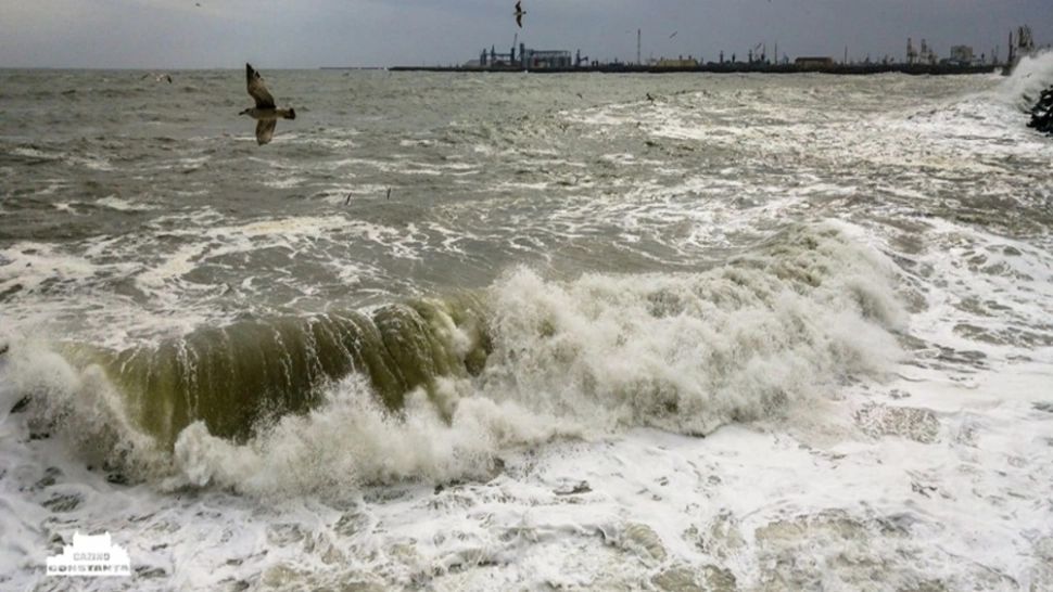 Furtună la malul mării: Porturi ÎNCHISE din cauza vântului puternic
