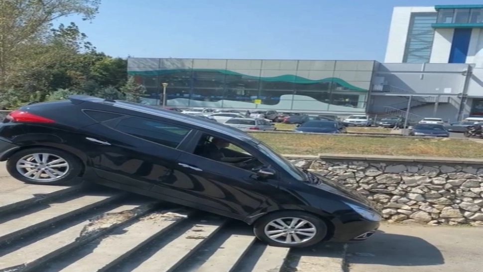 VIDEO Șofer surprins cu mașina pe scările din parc - Imaginile au devenit virale