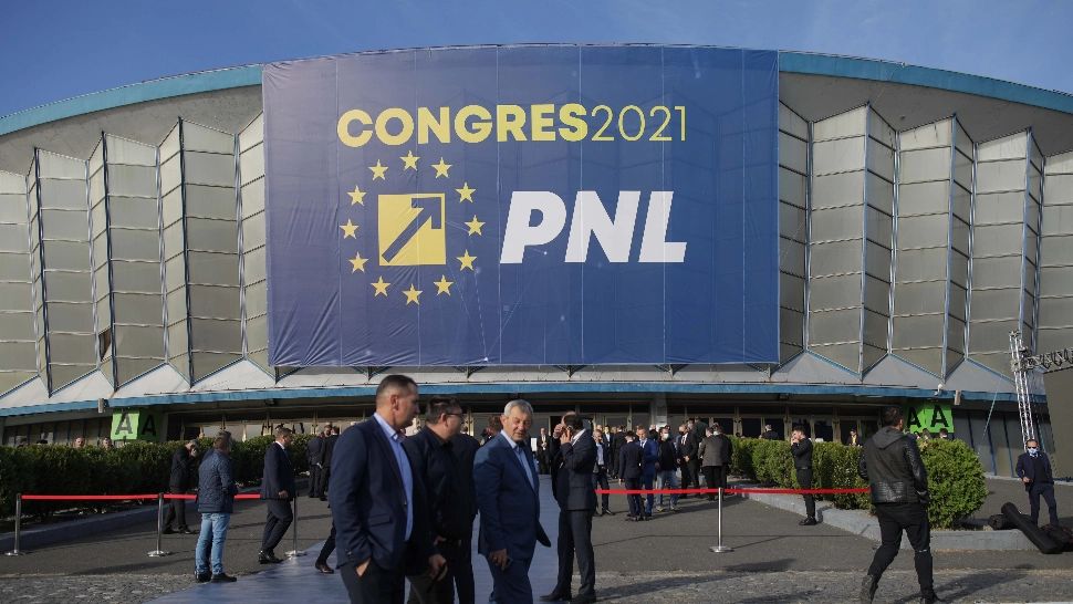 Primele incidente la congresul PNL: S-au RUPT perdelele care secretizau zona votului