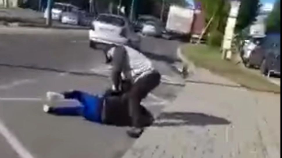 Imagini ȘOCANTE - Călători AGRESAȚI de 2 controlori de bilete, în Timișoara. Ce măsuri a luat conducerea companiei