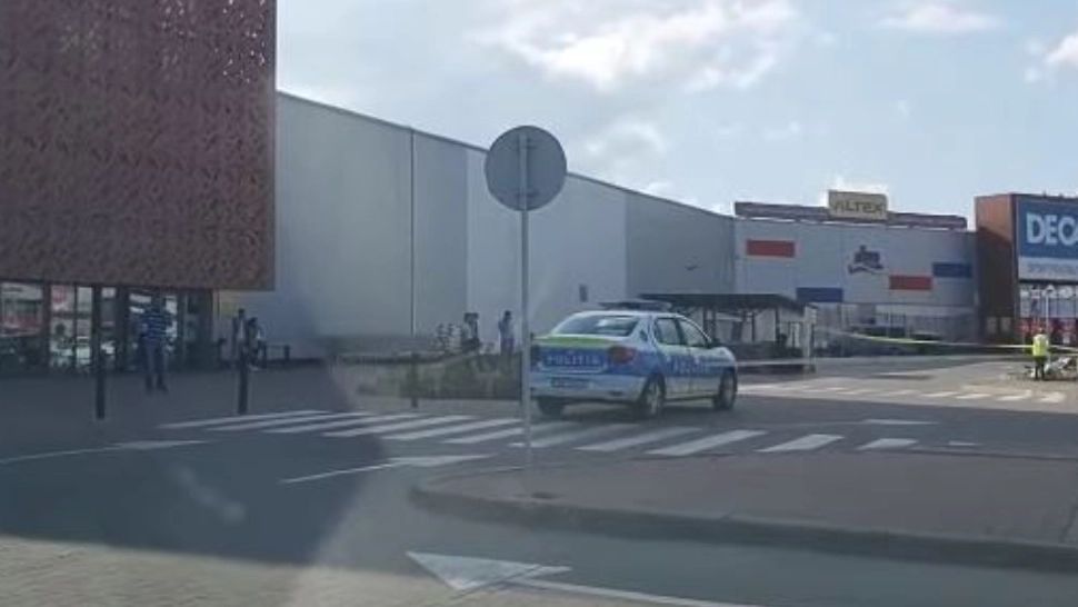 VIDEO | Scandal cu final tragic în parcarea unui mall din Sibiu. Un copil de 12 ani a fost înjunghiat 