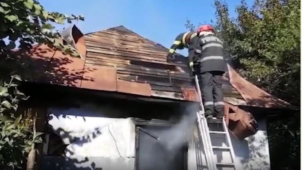 VIDEO | Imagini cutremurătoare cu o fetiță care își caută jucăriile printre resturile casei incendiate